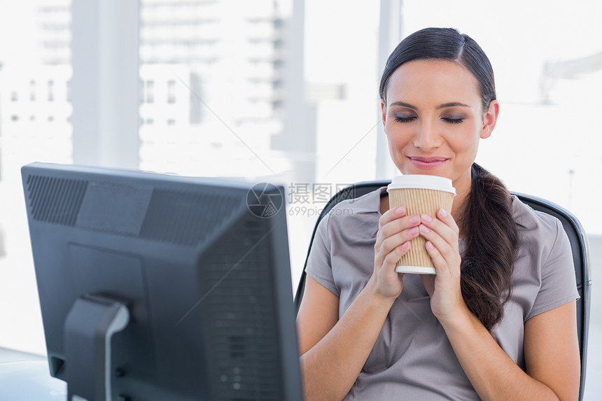 喝咖啡的有吸引力的有吸引力的女商务人士快乐图片