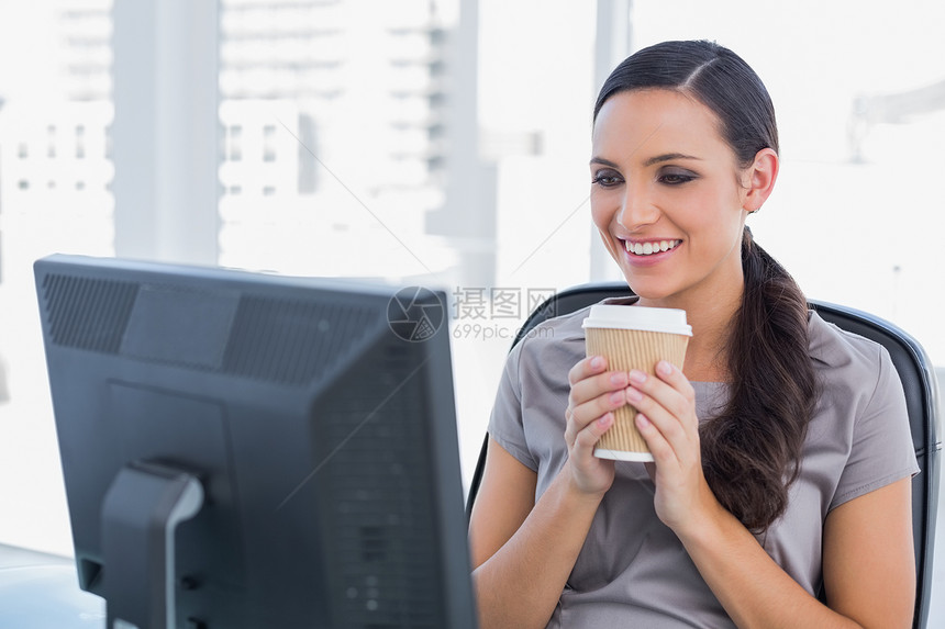 喝着咖啡的有美满魅力的女人图片