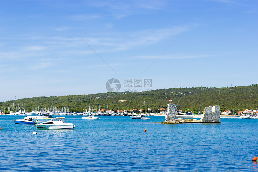 克罗地亚附近海岸线场景游艇晴天房子蓝色图片