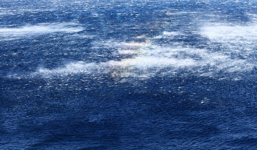 狂浪笼罩着大海风暴危险蓝色雷雨戏剧性愤怒海浪天气图片