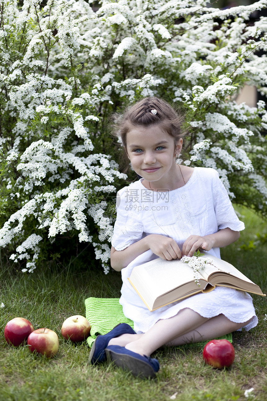 春花中美丽的小女孩的肖像童年女学生教育衬套假期青少年阅读水果女性冒充图片