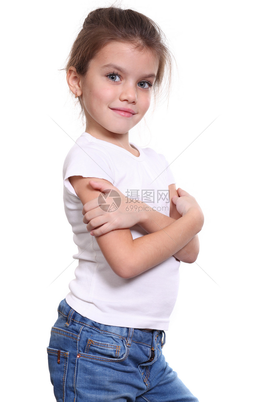穿着蓝牛仔裤的漂亮小女孩肖像童年生活女性孩子头发牛仔裤女孩女儿蓝色图片