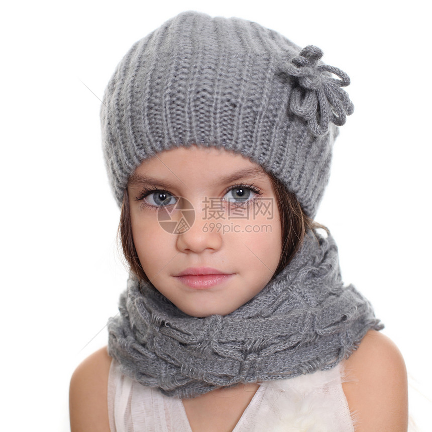 穿着毛帽和灰色围巾的小女孩黑发羊毛衣服喜悦工作室女性童年青年快乐帽子图片