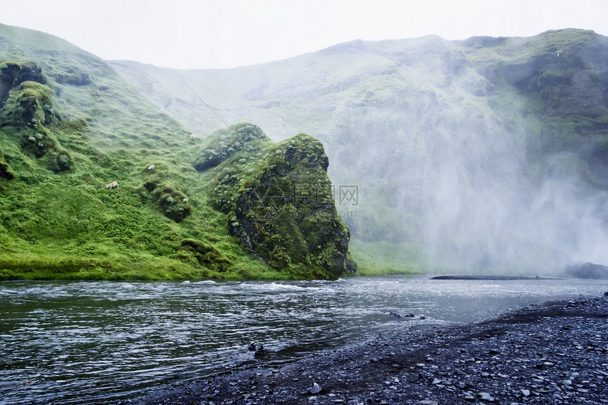 冰岛Skogafos瀑布附近的河 夏季观光美丽火山草地背景环境土地岩石力量流动图片