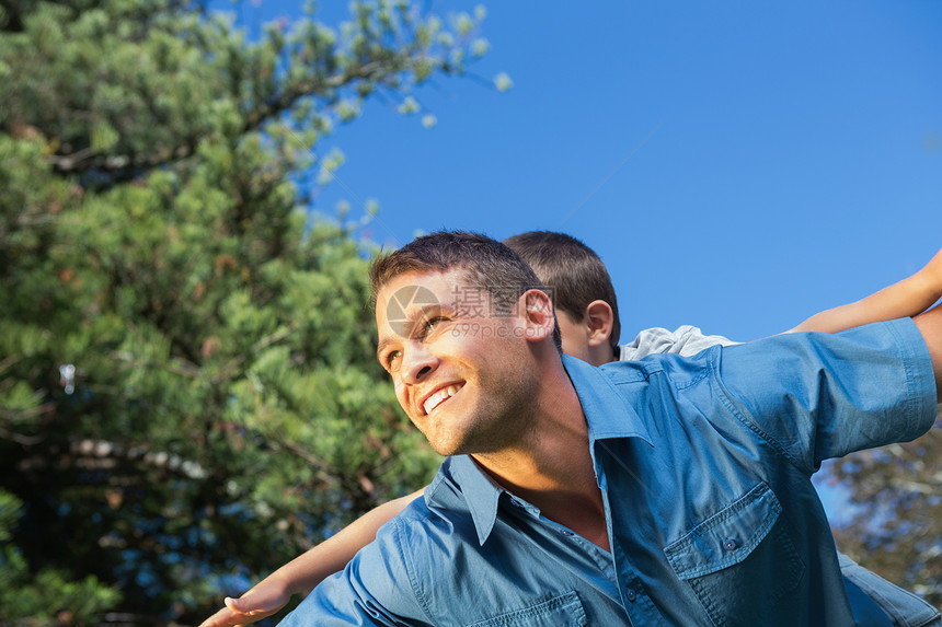 父亲和儿子在公园里男性微笑孩子亲密感快乐阳光绿地头发农村感情图片