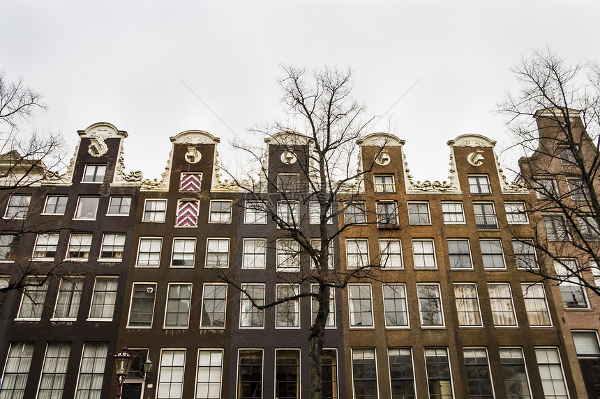 荷兰阿姆斯特丹运河沿岸的历史建筑图片