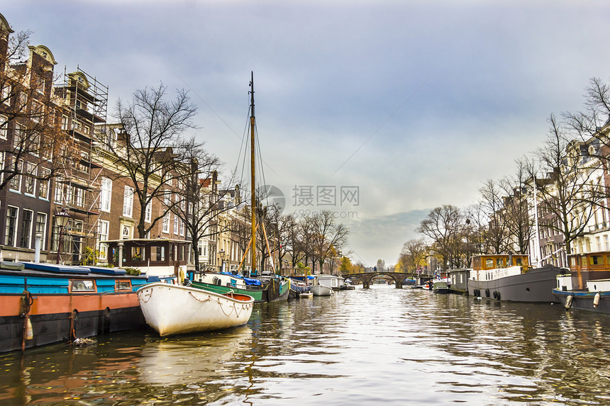 秋末阿姆斯特丹的运河浏览量树木桅杆房子景观反射大厦首都蓝色旅游建筑学图片