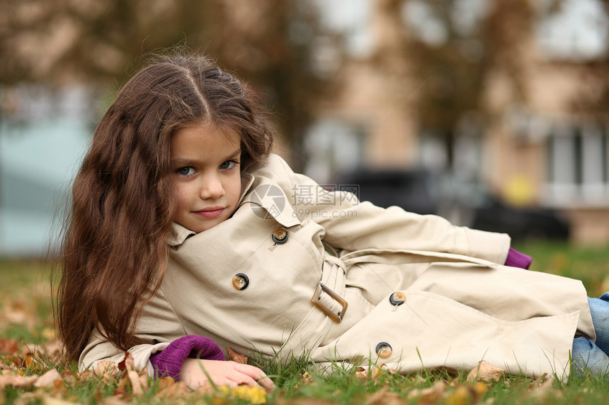 秋天公园的小女孩幸福女孩头发女学生季节闲暇街道快乐黑发披风图片