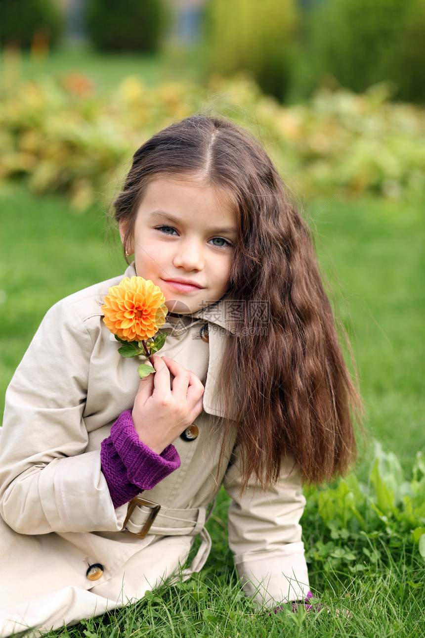 秋天公园的小女孩快乐女性公园幸福微笑笑声女学生头发街道黑发图片