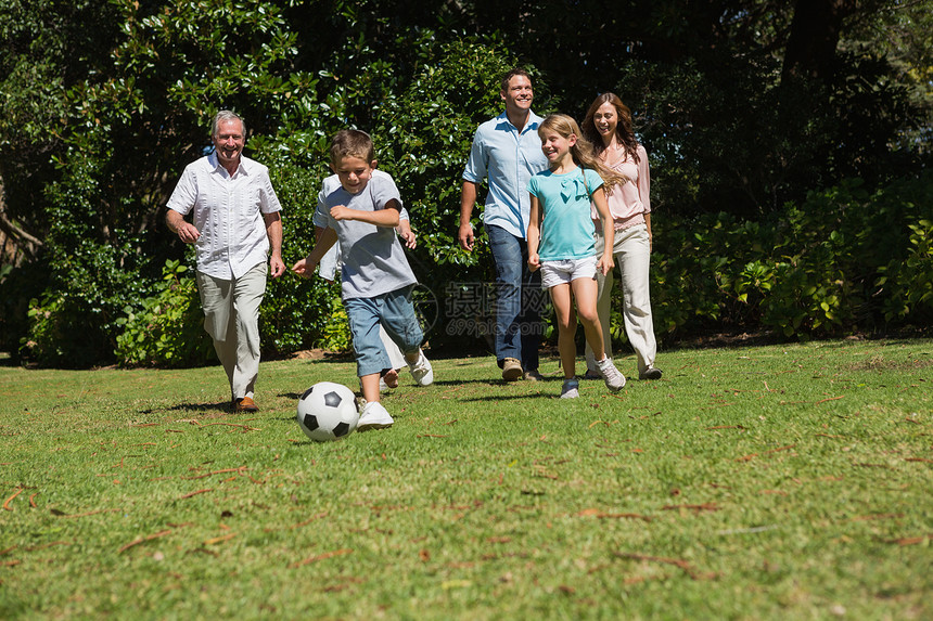 快乐的多代家庭踢足球运动图片