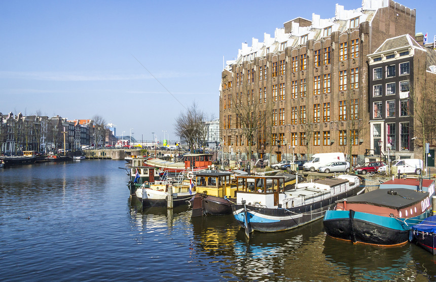 荷兰阿姆斯特丹对运河的古典观 荷兰城市太阳港口历史码头蓝色运输街道植物特丹图片