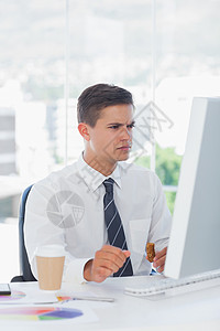 年轻商务人士在看电脑时眉目惊心背景图片