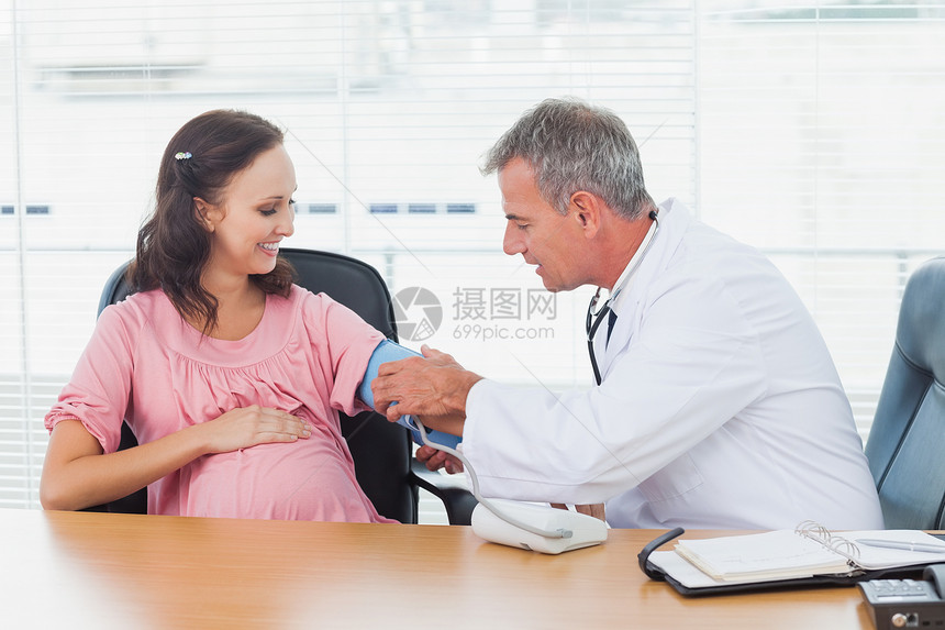 接受怀孕病人血压的医生(孕妇)图片