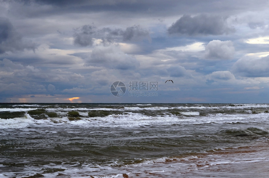 天气多云的海浪地平线风暴海洋波浪天空图片