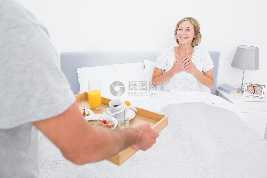 丈夫把早餐带到床上给妻子吃图片