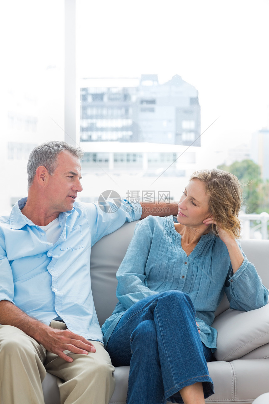 快乐的一对情侣在沙发上放松 聊天图片