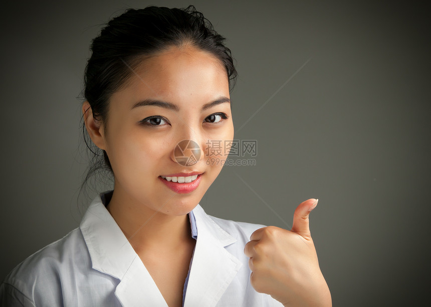 有吸引力的亚洲女孩 20岁在演播室拍摄成人医疗医学保健医生喜悦科学黑发职业科学家图片