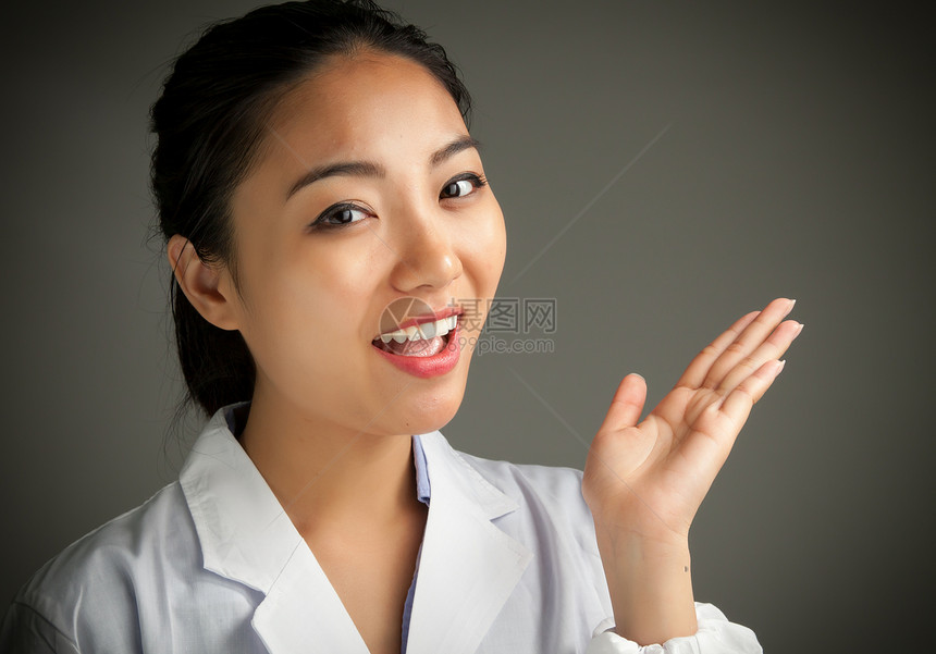 有吸引力的亚洲女孩 20岁在演播室拍摄女性黑发教学成人背景医疗医护人员快乐科学家爆头图片