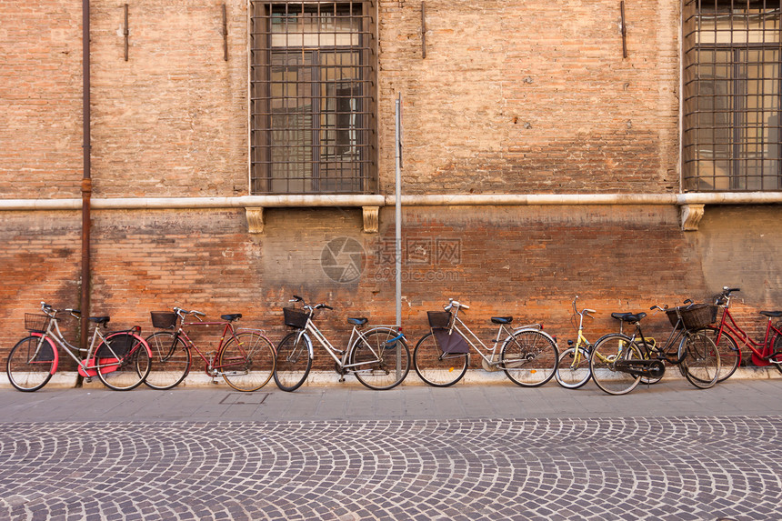 意大利式旧式自行车石头轮胎黑色棕褐色车轮城市胡同座位街道金属图片