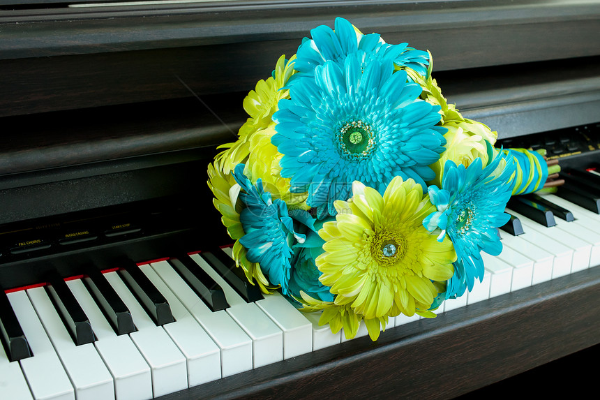 绿色和蓝色钢琴布已婚女性订婚花束插花仪式花朵庆典伴娘传统图片