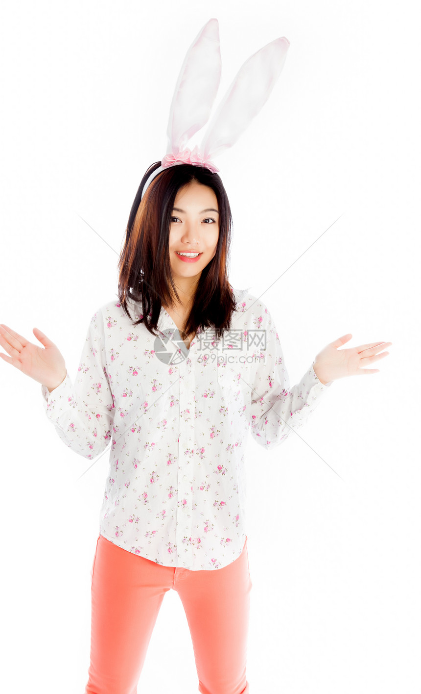有吸引力的亚洲女孩 20岁在演播室拍摄冒充腰部休闲服幸福白色成功女性衬衫耳朵黑发图片