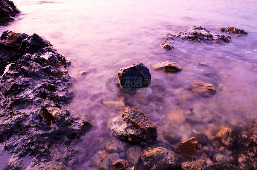 紫水对角线石头海浪巨石海岸卵石场景岩石摄影海洋图片