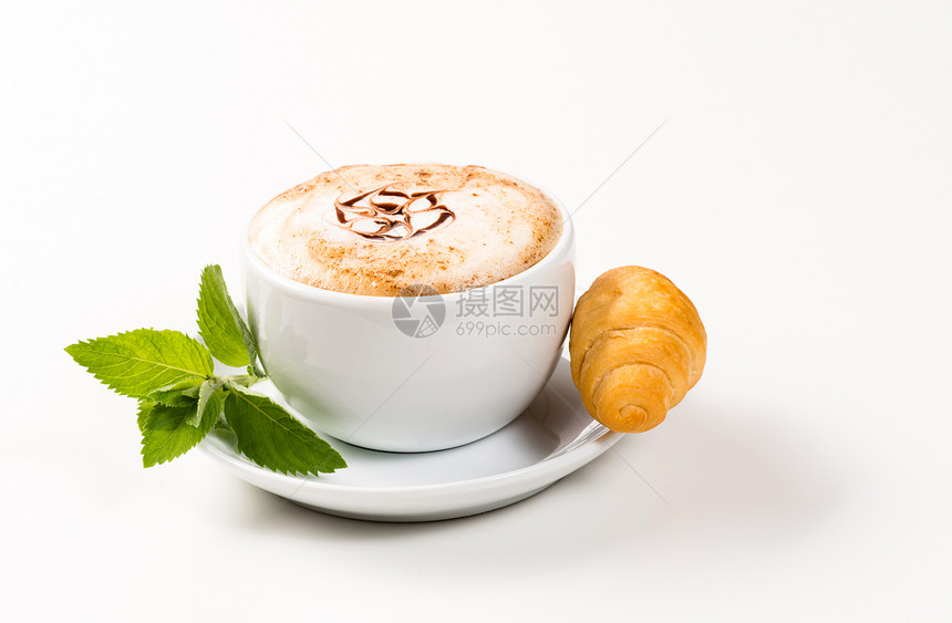 大杯咖啡和羊角面包饮料报纸小吃蛋糕杯子咖啡店液体早餐泡沫桌子图片