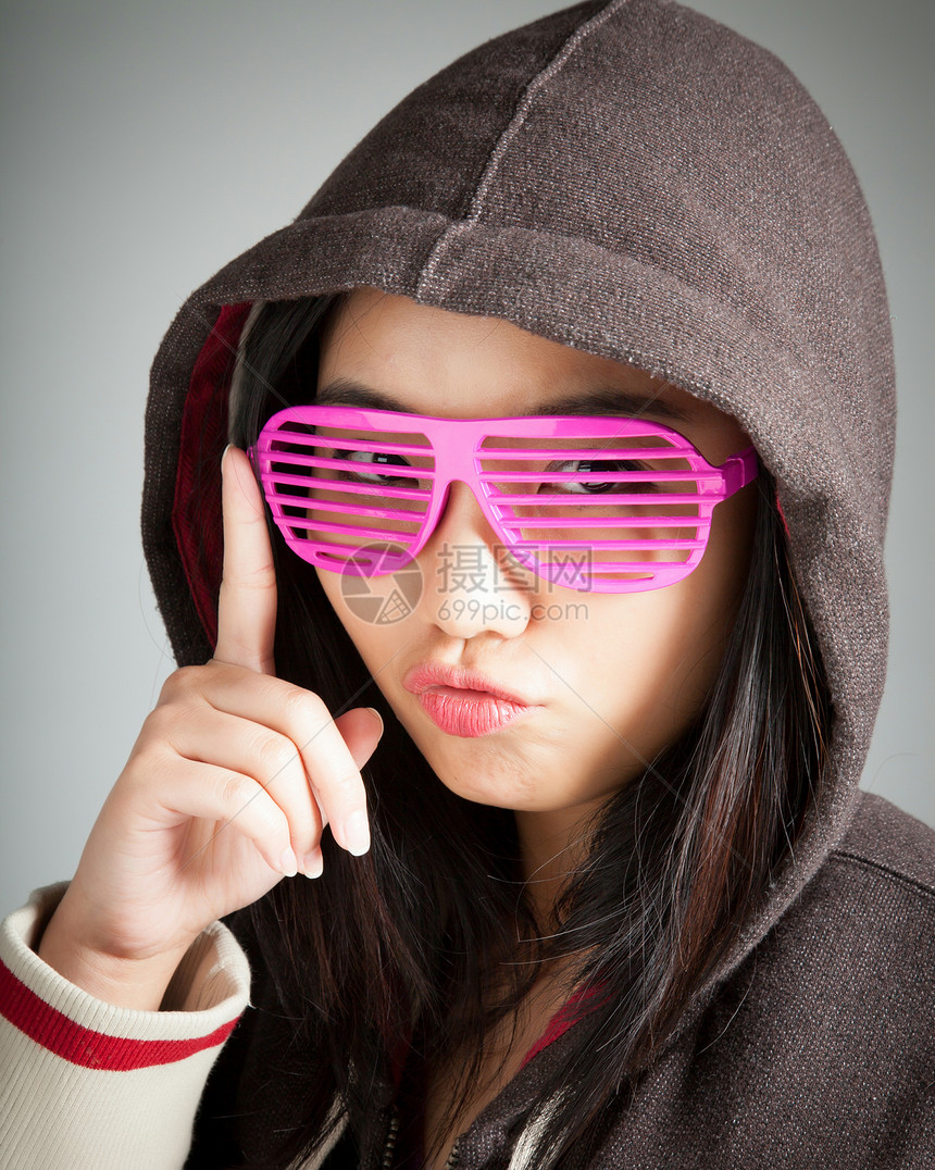 有吸引力的亚洲女孩 20岁在演播室拍摄色调愤怒思维女性粉色悲伤爆头冒充成人帽衫图片