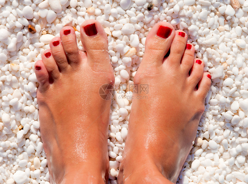 女脚反射碎石美丽热带波纹温泉阳光海浪卵石海岸线图片