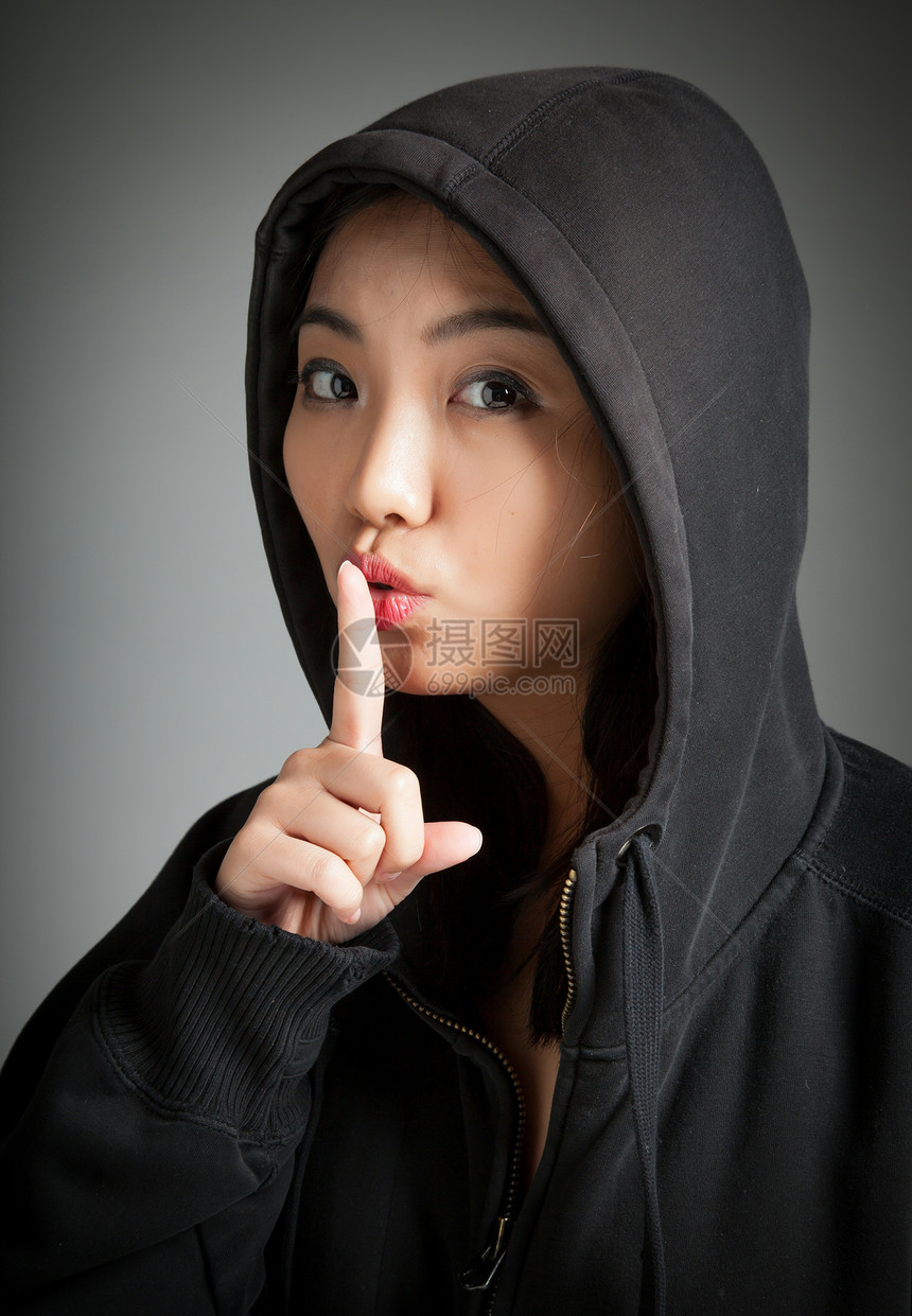 有吸引力的亚洲女孩 20岁在演播室拍摄思维成人食指背景冒充休闲服审查爆头手势灰色图片