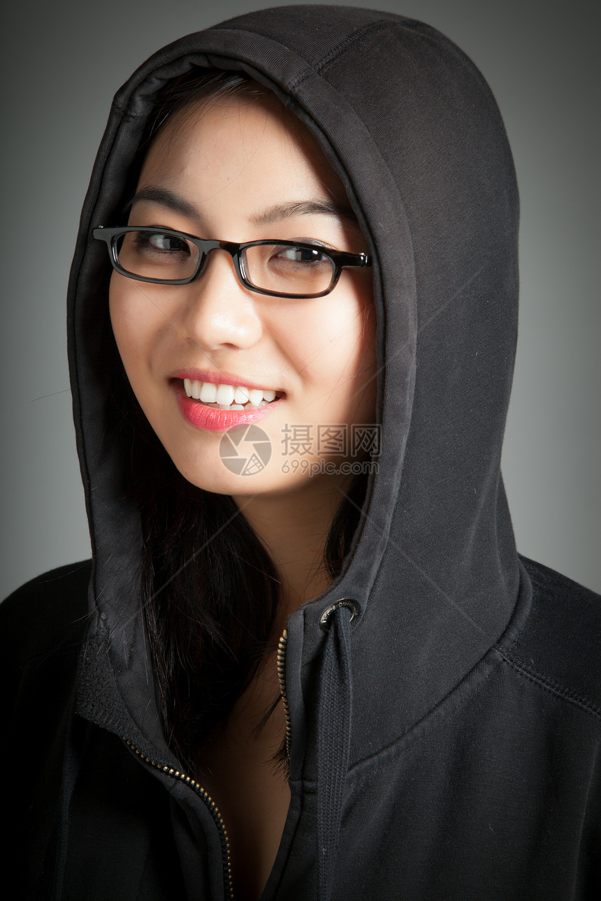 有吸引力的亚洲女孩 20岁在演播室拍摄眼镜微笑黑发冒充灰色成人休闲服女性背景喜悦图片