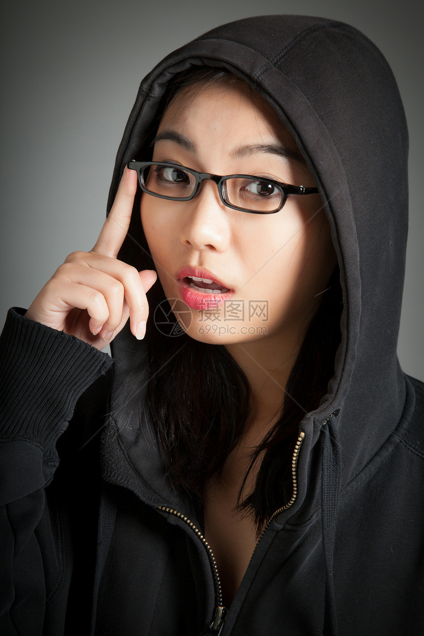 有吸引力的亚洲女孩 20岁在演播室拍摄背景思维悲伤眼镜愤怒黑发帽衫爆头休闲服女性图片