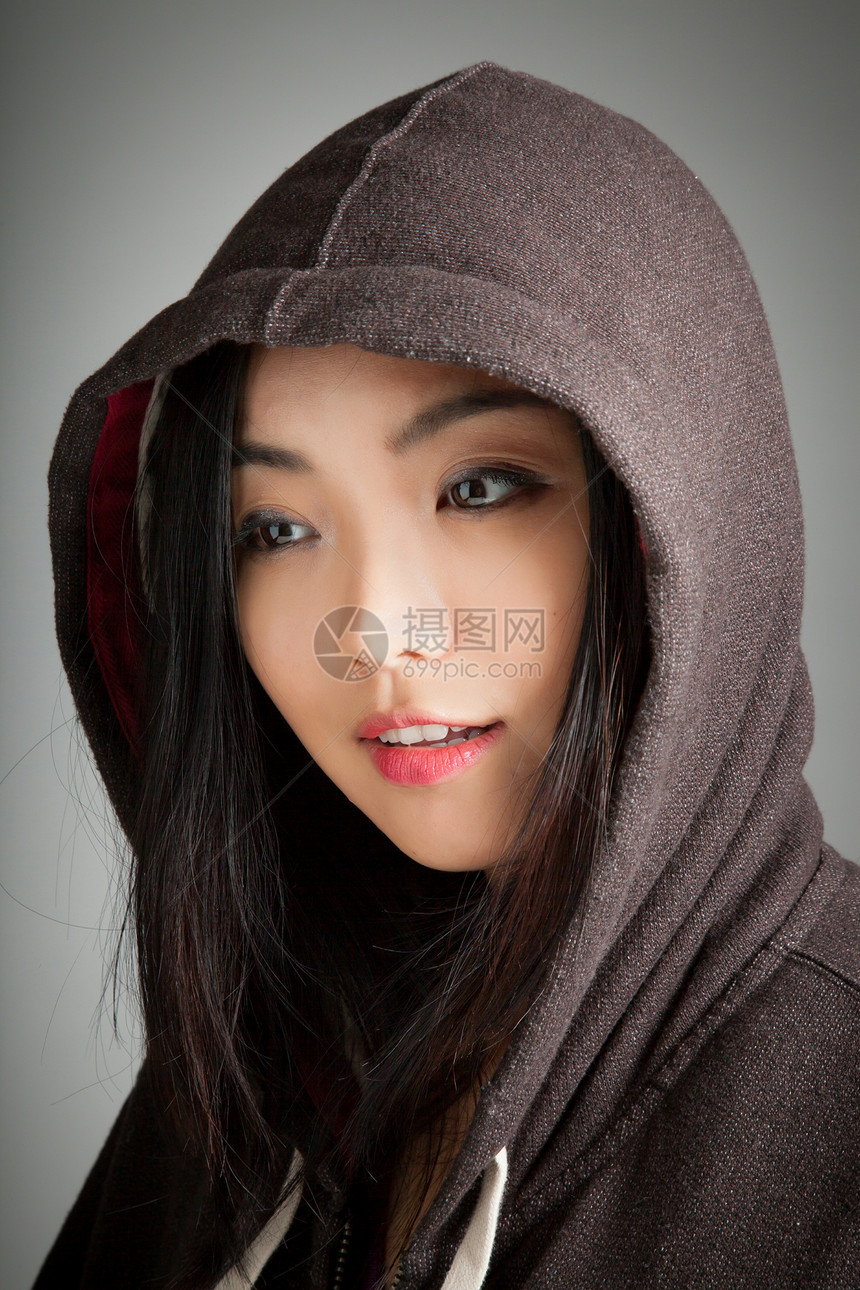有吸引力的亚洲女孩 20岁在演播室拍摄帽衫休闲服灰色黑发冒充背景幸福喜悦成功微笑图片