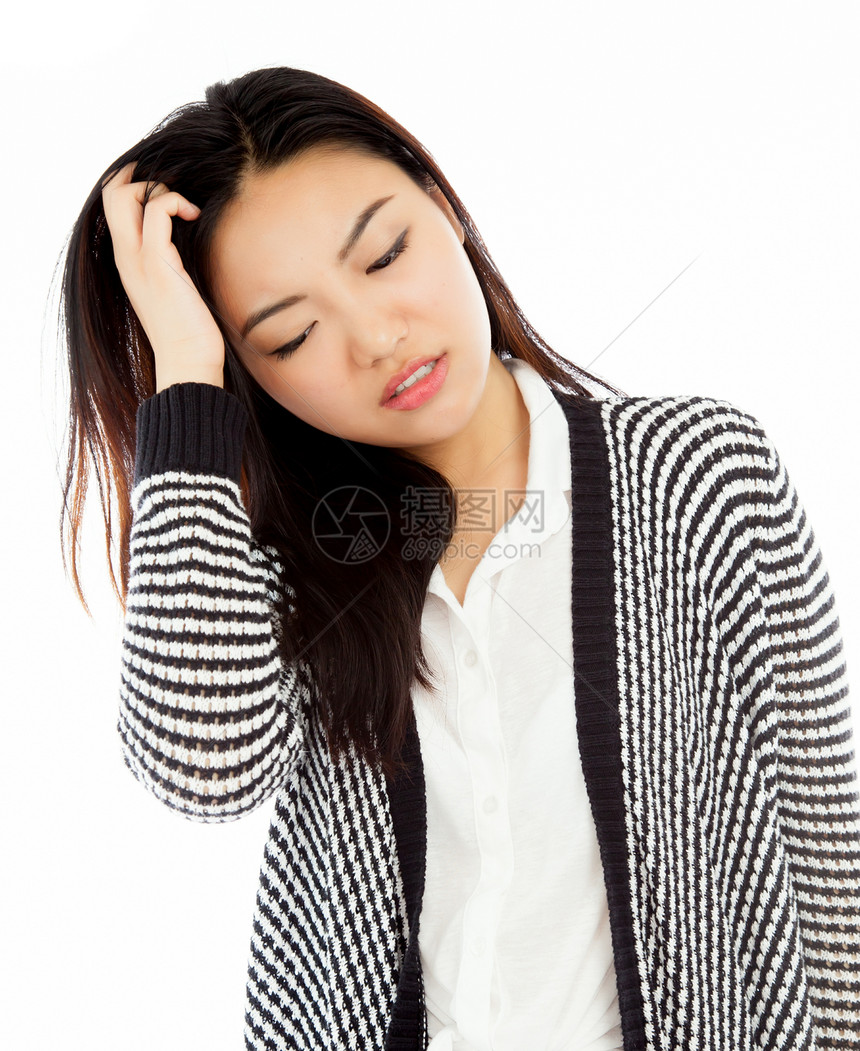 有吸引力的亚洲女孩 20岁在演播室拍摄休闲服女性愤怒白色情绪黑发开襟衫思维悲伤成人图片
