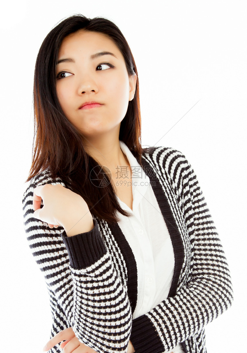 有吸引力的亚洲女孩 20岁在演播室拍摄女性成人黑发悲伤思维白色愤怒休闲服开襟衫腰部图片