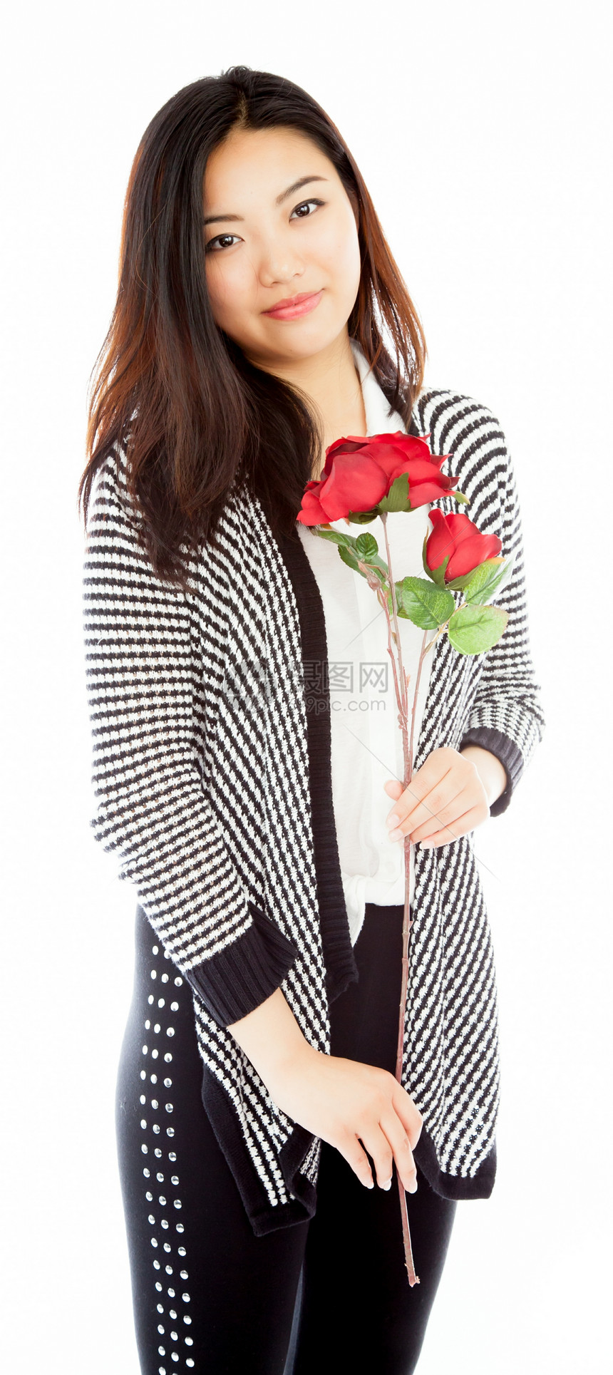 有吸引力的亚洲女孩 20岁在演播室拍摄微笑红色快乐女性白色黑发玫瑰成功长度红玫瑰图片