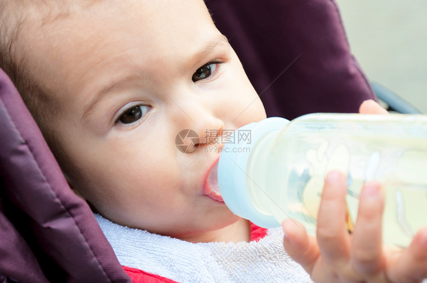 婴儿饮酒图片