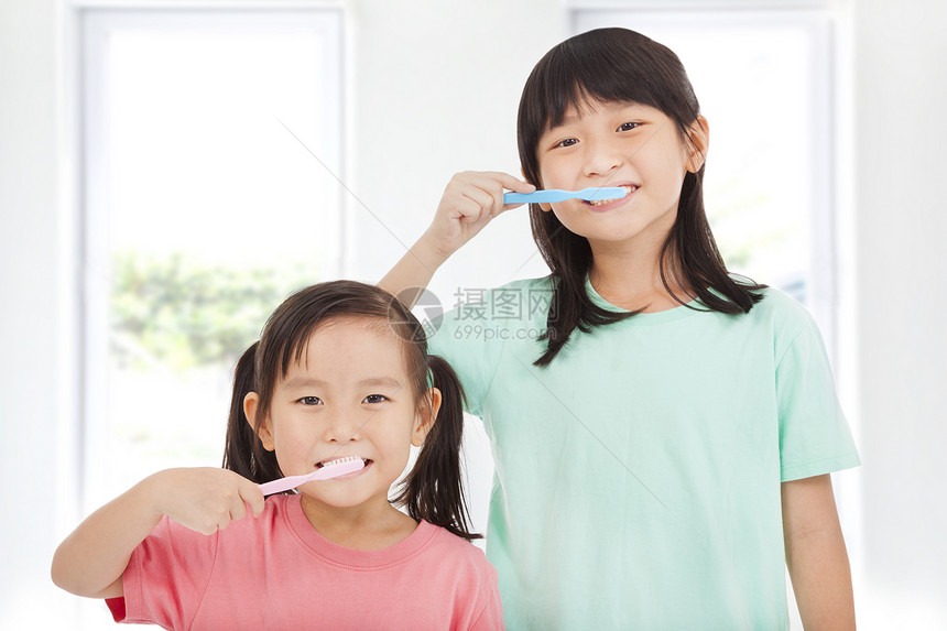 两个快乐的小女孩 刷牙擦牙图片