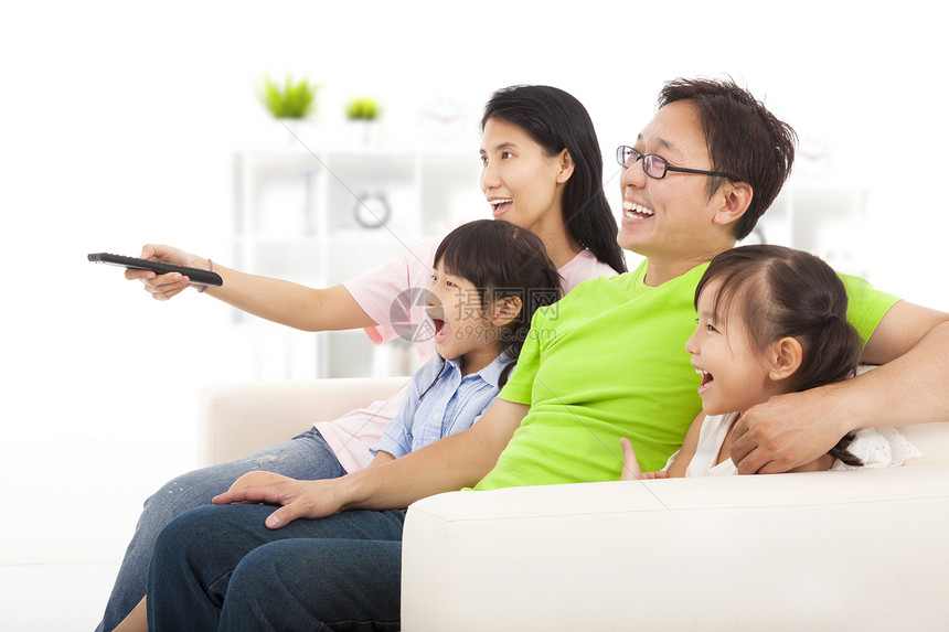 快乐的家庭观看电视图片