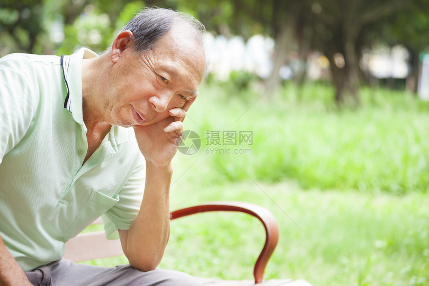 坐在公园里的老年老人情绪低落图片