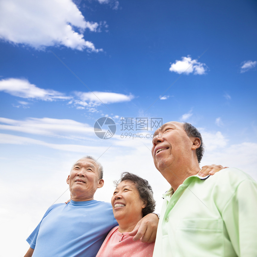快乐的亚洲老人们站在一起图片