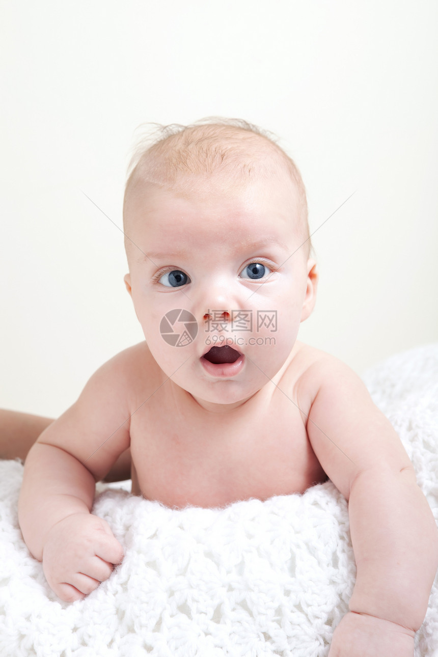 可爱的男婴婴儿家庭孩子蓝色皱纹孩子们男生童年白色生活男性图片