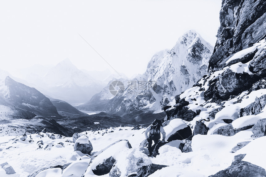 喜马拉雅山清晨登山和Cho La通过昆布登山者旅行石头岩石山腰远足首脑顶峰大雪图片