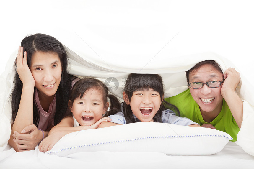 幸福的家庭在床上父母父亲乐趣男生女儿身体女士妻子圆圈微笑图片