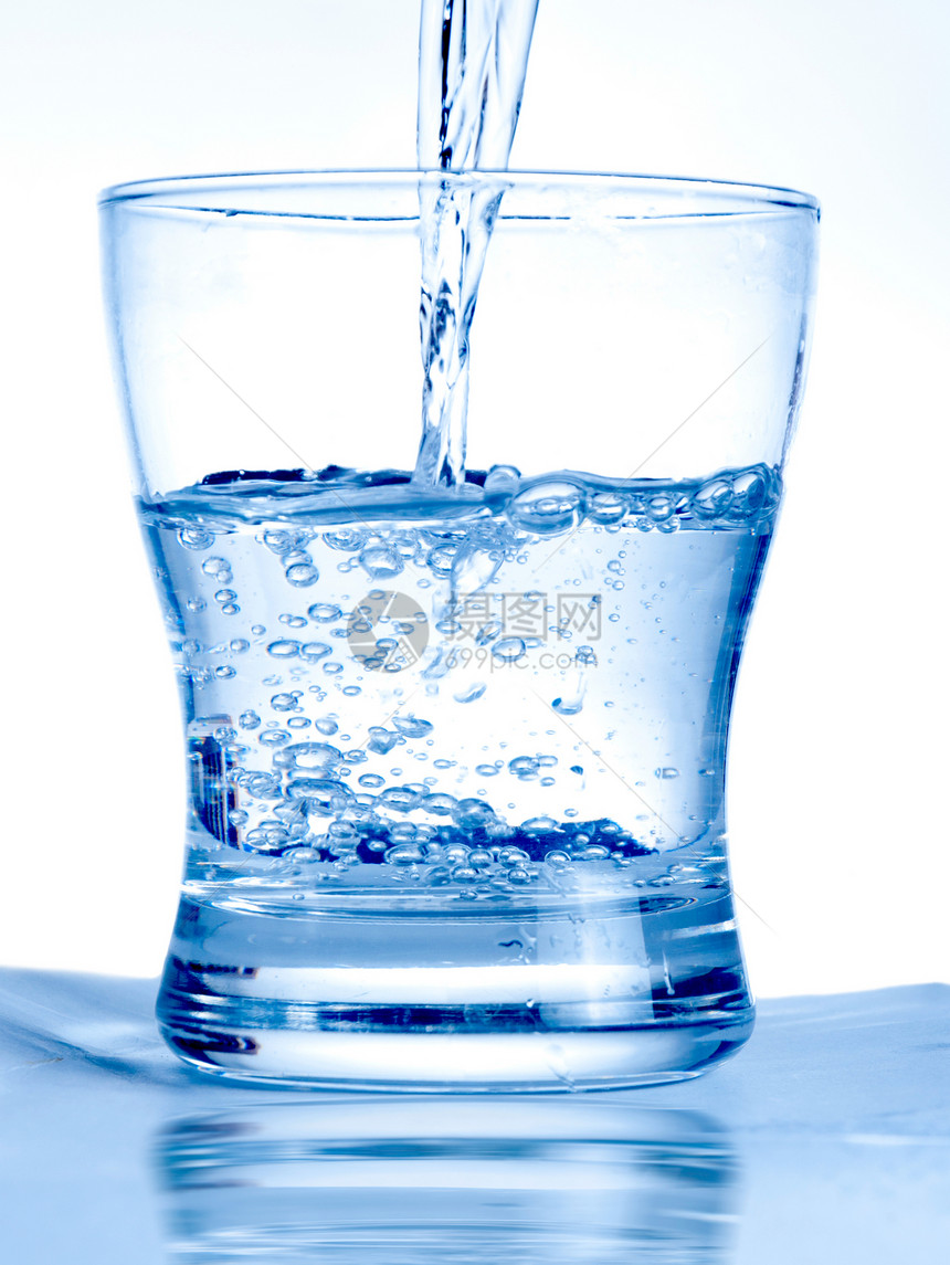 杯水玻璃液体口渴反射饮食饮料白色矿物器皿摄影图片