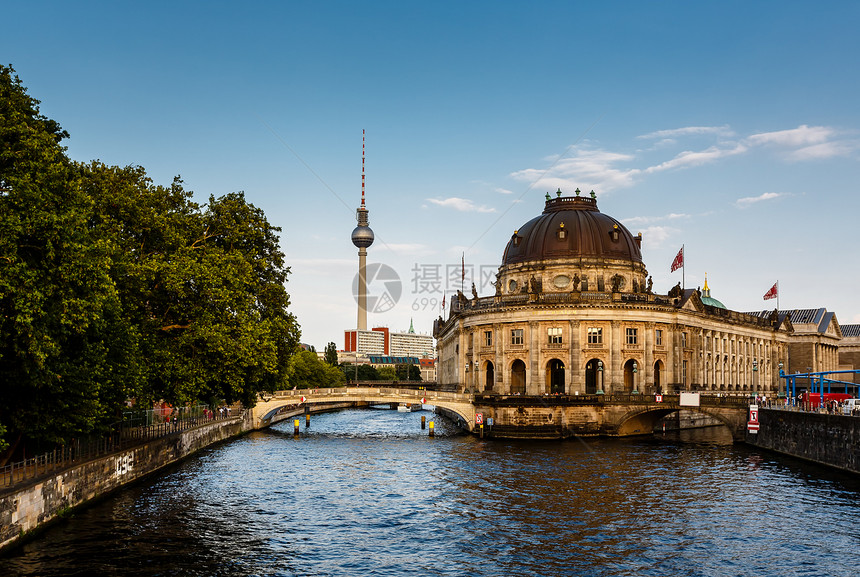 River Spree和博物馆岛 德国柏林巡航历史性建筑首都天际艺术蓝色天空地标吸引力图片