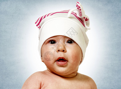 有趣的宝贝背景眼睛说谎童年婴儿摄影孩子快乐手臂帽子背景图片