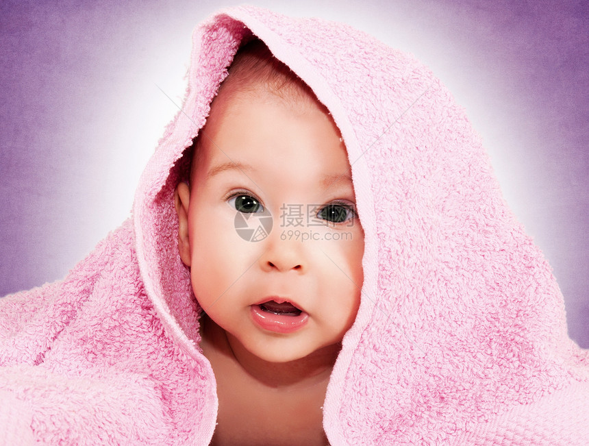 婴儿和粉色毛巾图片