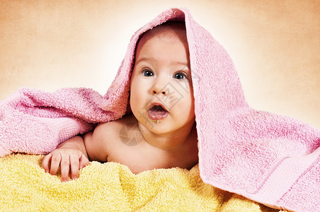 婴儿毛巾女性童年休息孩子乐趣手臂午睡橙子快乐新生背景图片
