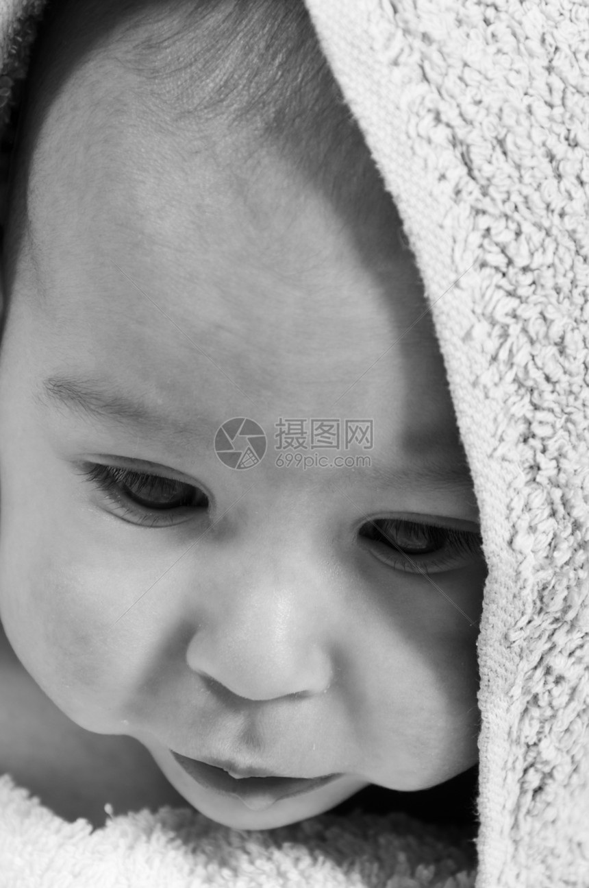 悲伤的婴儿黑与白摄影毛巾儿童人脸蓝色眼泪脸颊黑白孩子图片